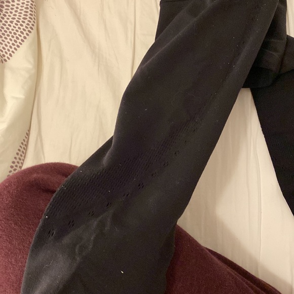 Seamless cut out lululemon pant - Picture 2 of 3